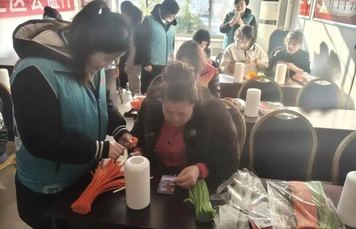 小孩们在桌子边 AI 生成的内容可能不正确。