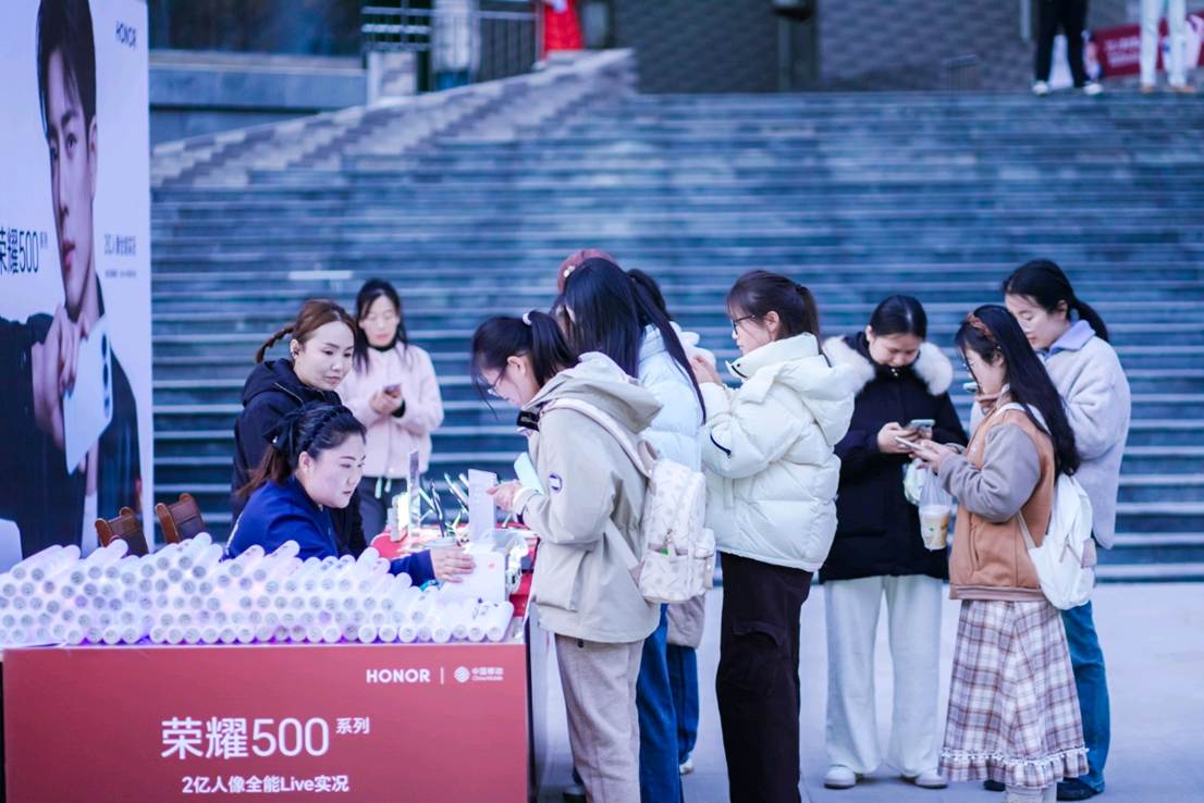 一群人站在一起 AI 生成的内容可能不正确。