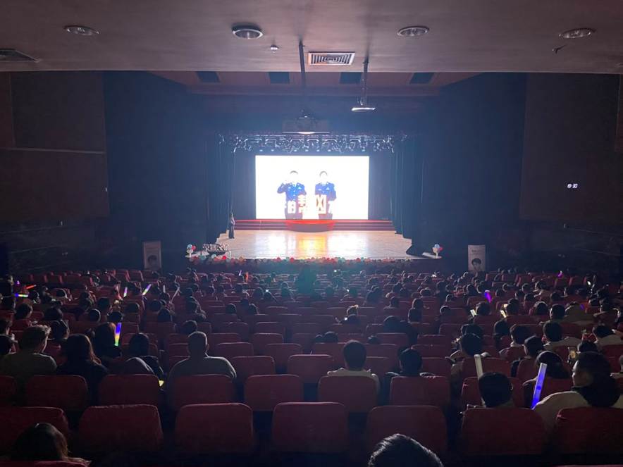 大厅里的人群 AI 生成的内容可能不正确。